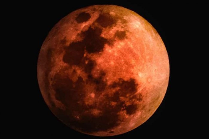 Eclipe lunaire totale du siècle : dernière fois que l'on constate ce phénomène au XXIe siècle