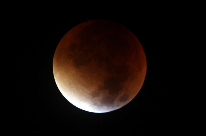 Eclipe lunaire totale du siècle : la Lune pénètre dans un cône d'ombre formé par la Terre