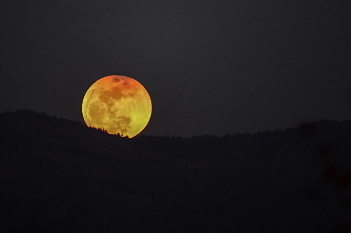 Eclipe lunaire totale du siècle : la Lune passe du blanc, au jaune, à l'ocre, puis au rouge