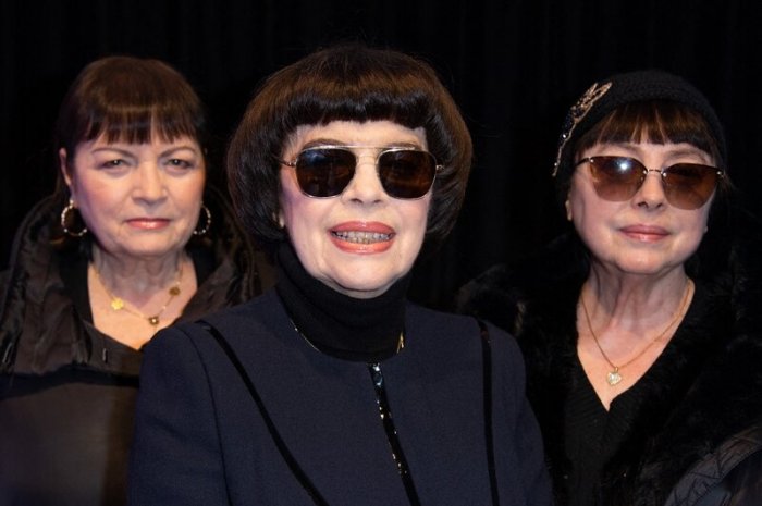 Mireille Mathieu et ses sœurs au défilé Pierre Cardin à Paris