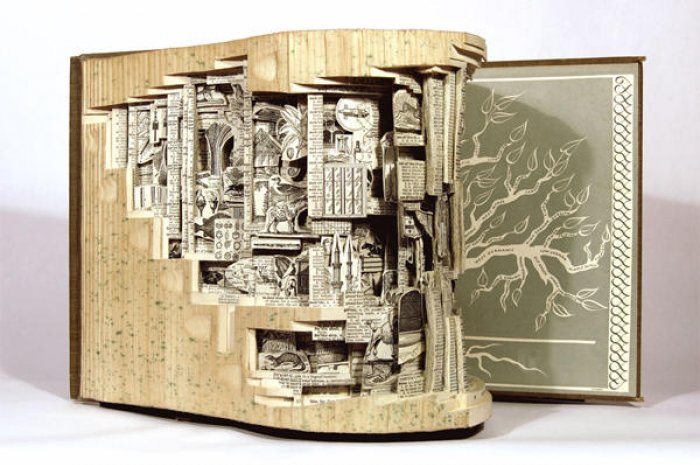 Brian Dettmer transforme les vieux livres en sublimes sculptures