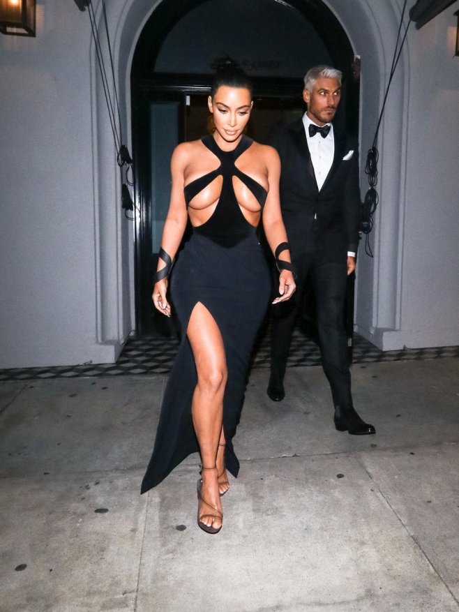 Kim Kardashian en robe noire très échancrée