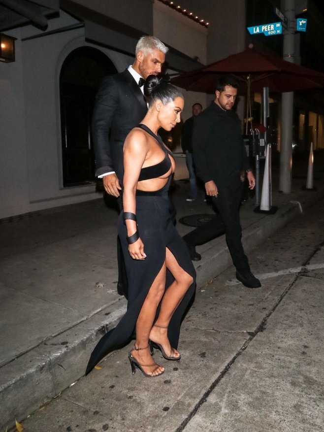 Kim Kardashian n'a pas froid aux yeux dans cette robe découpée