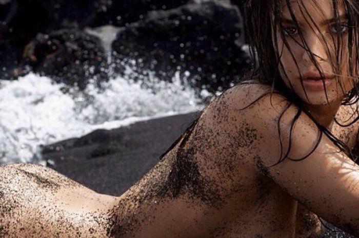 Emily Ratajkowski topless sur Instagram