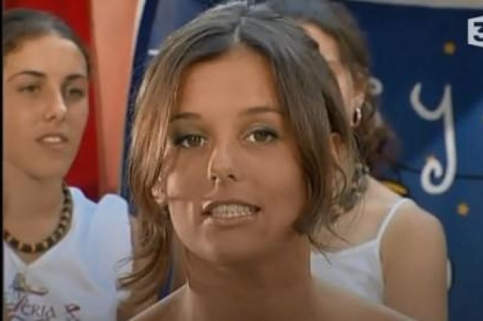 L'animatrice Faustine Bollaert dans l'émission "Côté vacances" en 2002