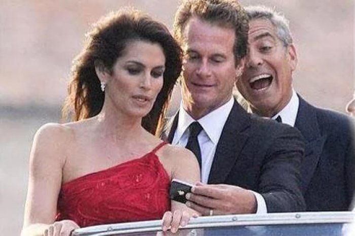 Cindy Crowford photobombée par George Clooney