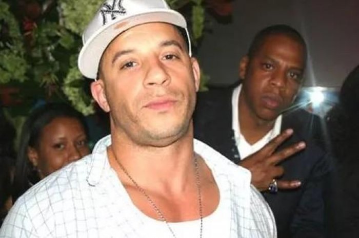 Le rappeur Jay-Z s'incruste derrière le célèbre acteur Vin Diesel