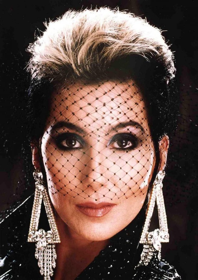 Séance photo atypique pour la chanteuse Cher en 1990