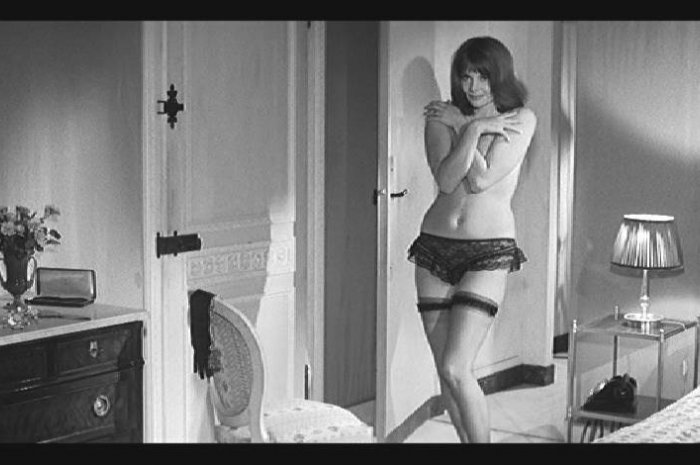 Françoise Brion très sexy lors d'une scène dans le film La Dénonciation