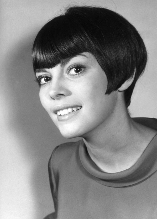 Mireille Mathieu à ses débuts dans les années 1960