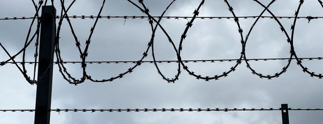 Attaque d'un fourgon pénitentiaire en France : la mère du prisonnier en fuite témoigne 