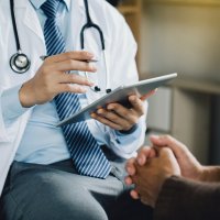 Déserts médicaux : faut-il encadrer l'installation des médecins ?