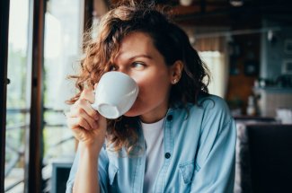 Sommeil : faut-il vraiment eviter de boire du cafe le soir ? 