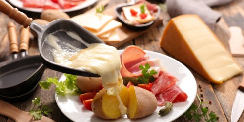 Raclette : charcuterie, fromage, pommes de terre... quelle quantité prévoir par personne ?