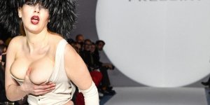 Michaela Stark : la créatrice montre un sein lors d'un défilé à la Fashion Week de Paris 