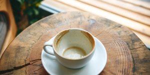 Tache de café : l’astuce du citron pour récupérer une tasse sale