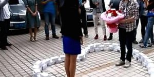 Un chinois fait une demande en mariage dans un cœur composé de 99 iPhone 6
