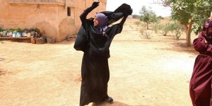PHOTOS Une Syrienne jette son niqab à terre pour fêter le départ de Daech