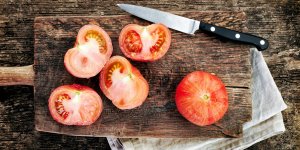 Astuce : Comment peler une tomate sans se brûler ? 