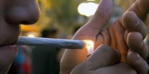 Vers une simple amende pour les fumeurs de cannabis ?