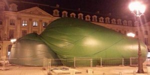 La sculpture polémique de la Place Vendôme a été saccagée
