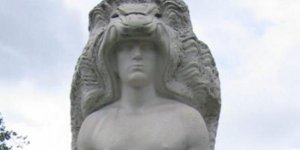 PHOTO Qui en veut aux attributs avantageux d’une statue d’Hercule à Arcachon ?