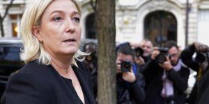 La voiture de Marine Le Pen, caillassée à la sortie d'une pharmacie
