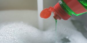 12 objets que vous ne devriez jamais nettoyer avec du liquide vaisselle