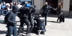 VIDEO Les images choc d'un CRS lynché au sol par une dizaine de casseurs à Nantes 