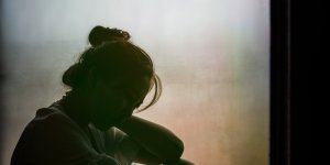 « Je n’avais qu’une envie : mourir » : le cauchemar de Laura, violée par trois hommes