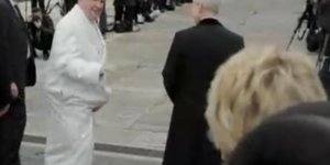 VIDÉO L'échange surréaliste entre Élise Lucet et le pape François