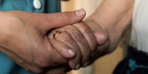 Mort solitaire de personnes âgées : les histoires et les chiffres qui alarment