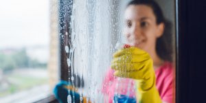 Ménage : connaissez-vous l’astuce de la Maïzena pour nettoyer les vitres ?