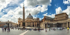 Parties fines et drogue au Vatican : un haut dignitaire puni dans un couvent