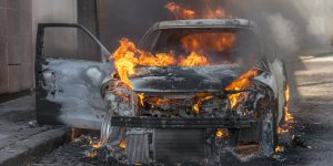Une voiture explose : les propriétaires de cette marque sont-ils en danger ?