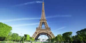 Menace d'effondrement, pas de photographie la nuit : les rumeurs sur la tour Eiffel sont-elles vraies ? 