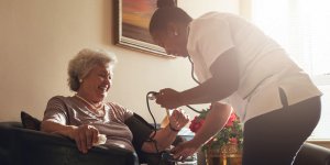 Infirmière à domicile, auxiliaire de vie : quel professionnel choisir pour vos soins de santé ?