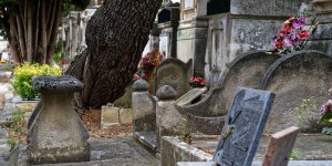 Enterrement : comment personnaliser une plaque funéraire ?