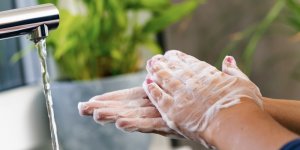 Coronavirus : pourquoi vous devez toujours vous laver les mains même si vous restez chez vous