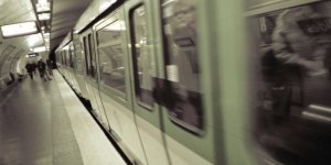 Agressions sexuelles dans le métro : 85% des Parisiennes pensent que personne ne leur viendrait en aide