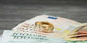 Fiscalité : "Quel mois se marier pour payer moins d’impôt ?"