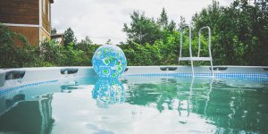 Sécheresse : la vente de piscines interdite dans ce département