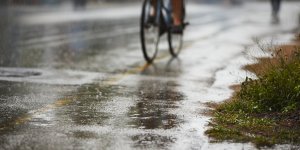 Météo : conduite, vêtements... Comment rouler à vélo sous la pluie