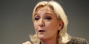Marine Le Pen : lors d'une perquisition, elle avait caché son portable dans son soutien-gorge 