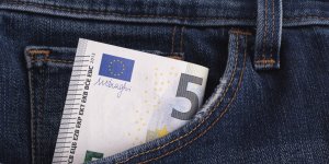 La combine du billet de 5 euros : une astuce simple et efficace pour faire des économies 
