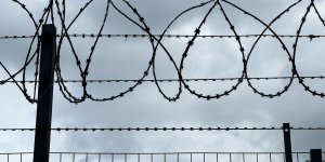Attaque d'un fourgon pénitentiaire en France : la mère du prisonnier en fuite témoigne 