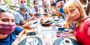 Restaurant : où s'asseoir pour diminuer les risques de contamination ?