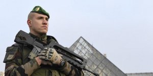 Paris : un militaire tire sur un terroriste muni d'une machette
