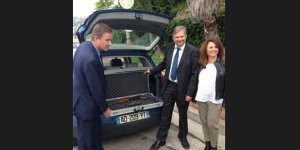 Européennes 2014 : Nicolas Dupont-Aignan fait passer une kalachnikov en France