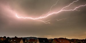 Météo : 14 départements en alerte orange "pluie-inondations", "orages" et "crues"